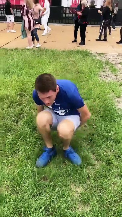 Ce gars danse tout seul comme un dingue en plein festival électro