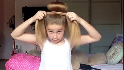 ألذ طفلة في العالم تقوم بعمل تسريحة الكعكة بشكل مدهش..!!!