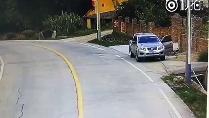 Chine : Un automobiliste face à un camion !