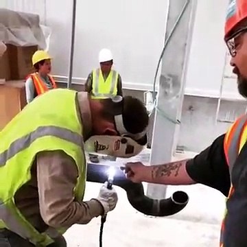 Un soudeur se fait troller par son collègue !