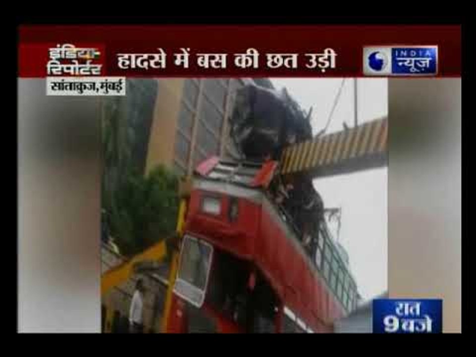मुंबई: पिलर से टकराई डबल डेकर बस, हादसे में बस की उडी छत