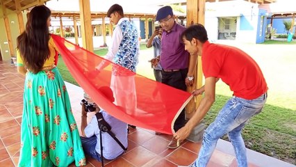 இவங்க எப்படி கல்யாண வீடியோ எடுக்காங்க என்று பாருங்கள்!