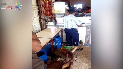 سائق قطار يقف أمام المزلقان بمنوف لشراء "فطار"