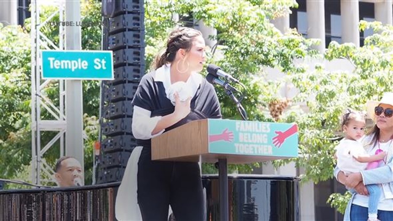 Teigen vs. Trump: Chrissy mit Baby im Arm greift Trump scharf an