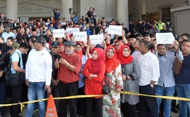 Video herunterladen: Umno members give Najib morale support at KL court