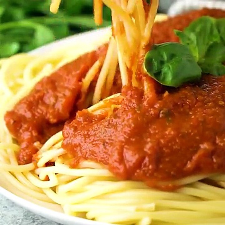 Homemade Spaghetti Sauce is so full of flavor and it’s easy to make it in large batches for freezing or canning.WRITTEN RECIPE: