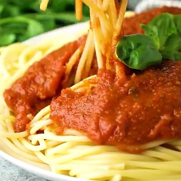 Homemade Spaghetti Sauce is so full of flavor and it’s easy to make it in large batches for freezing or canning.WRITTEN RECIPE: