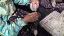 75 yaşındaki Bedriye teyze, Yaşayan Şehir Müzesinde yün eğirip, çorap örüyor