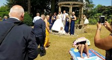 Düğün Fotoğrafı Çektiren Çift, Bikinisiyle Güneşlenen Kadını Uzandığı Yerden Kalkmaya İkna Edemedi
