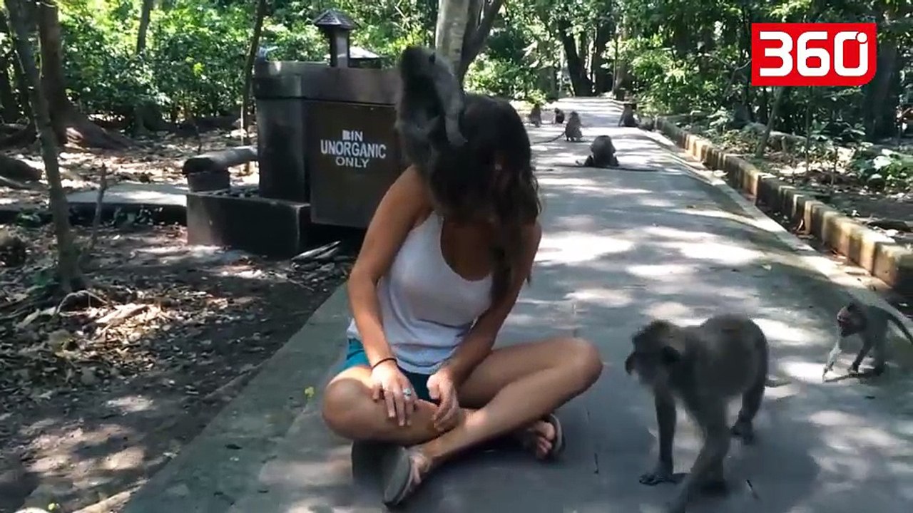 I zhveshin gruan në mes të parkut, burri i saj mbetet pa fjalë (360video)