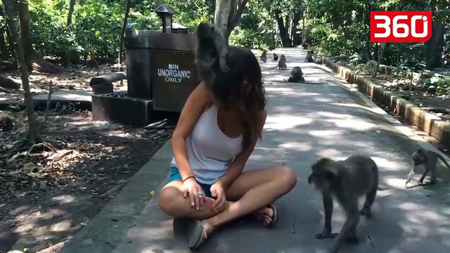 I zhveshin gruan në mes të parkut, burri i saj mbetet pa fjalë (360video)