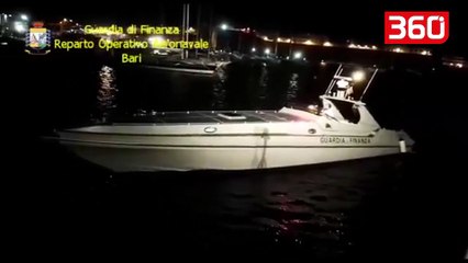 Kapet gomonia me 900 kg drogë, trafikantët tentojnë arratinë, por…  (360video)