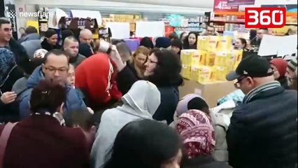 Supermarketi bën ulje masive, njerëzit çmenden e rrihen me njëri tjetrin (360video)