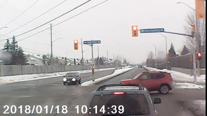 Ce bus d'école est un chauffard et coupe la route !!