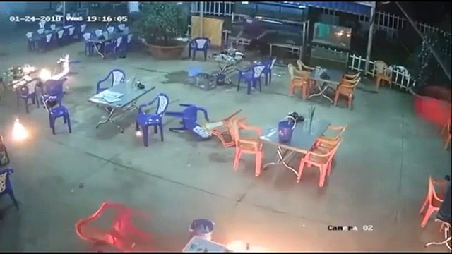 Contre un braquage le restaurateur lance des boules de feu pour se défendre !