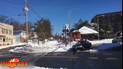 Rien n'arrête les trains en russie même pas 3 mètres de neige !