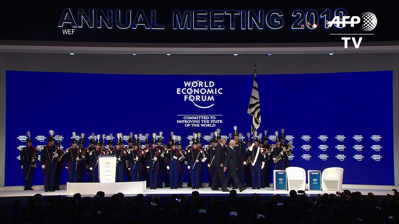 Trump vende EEUU en Davos pero no logra evitar la polémica