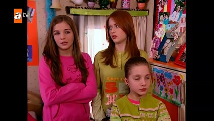 Selena zamanı durdurup, kızlardan yardım istiyor by Scott Haney