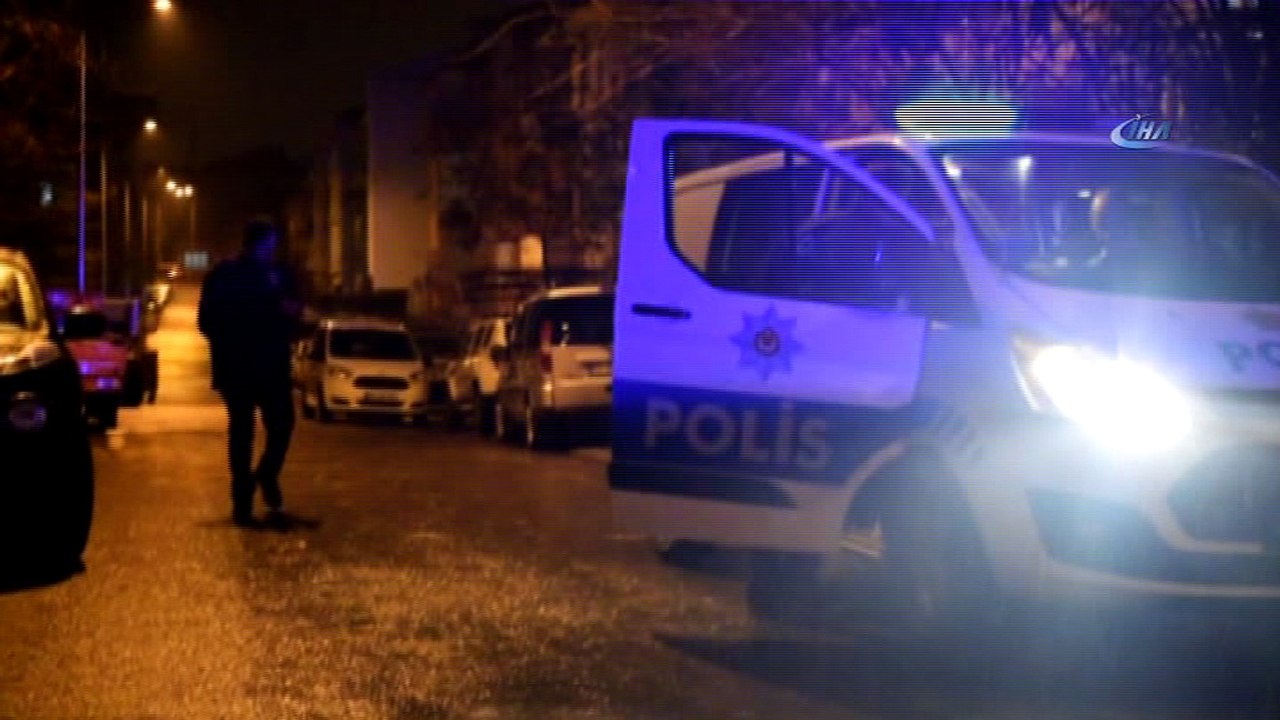 Kendisinden ayrılmak isteyen eşinin evine kurşun yağdırdı