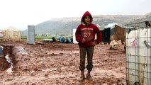 Des camps de déplacés syriens inondés à Idleb et au Liban