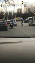Un policier ouvre le feu a plusieurs reprise sur une voiture.