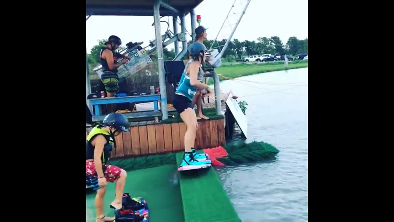 Caidas y videos graciosos 2017 Super caidas chistosas golpes bromas sustos   videos de risa[1]