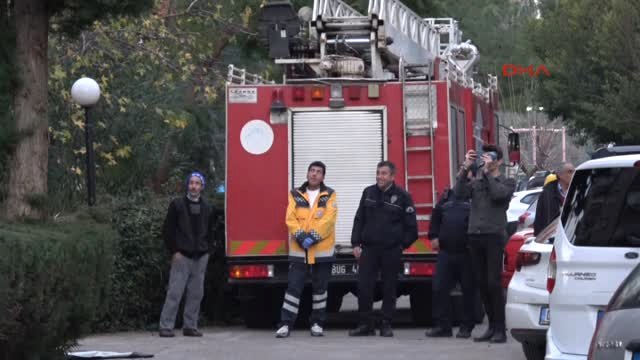 Antalya Parasını Alamayınca Boyadığı Dairenin Balkonuna Çıkıp İntihar Etmek İstedi