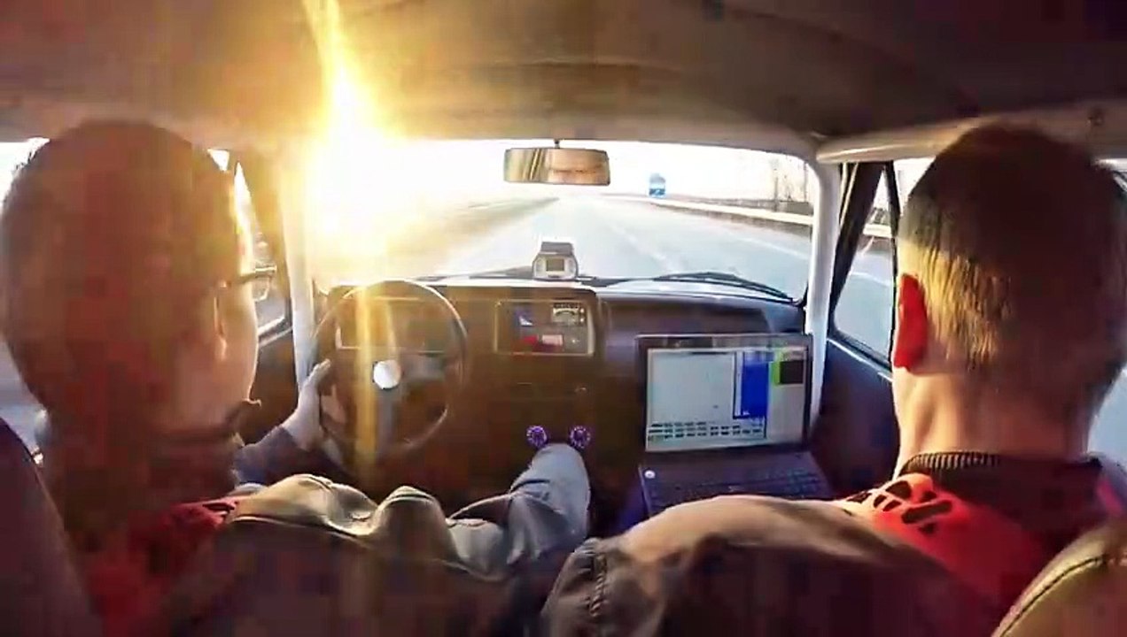 Quand une Golf MK1 ridiculise une moto R1 sur l'autoroute... Moteur surgonflé