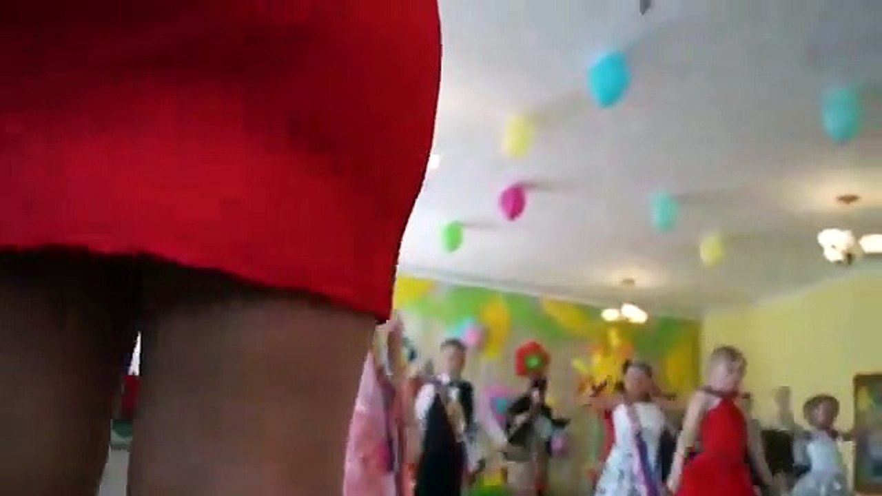 Quand papa vient filmer le spectacle de fin d'année mais fait des zooms sur le derrière de l'institutrice