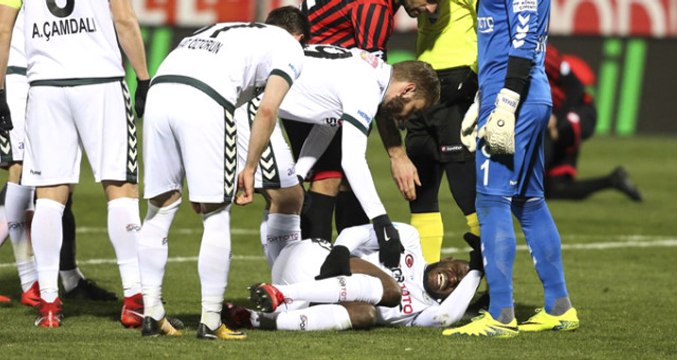 Atiker Konyaspor'un Yeni Transferi Yatabare'nin Çenesi Kırıldı