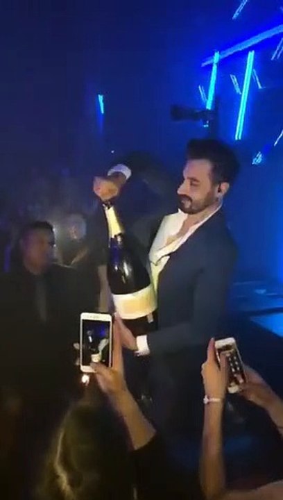 Ce mec se rate complètement en tentant d'ouvrir un magnum de champagne