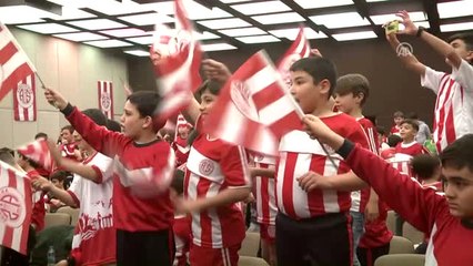 Hamzaoğlu, Hayatını Anlatırken Duygulandı