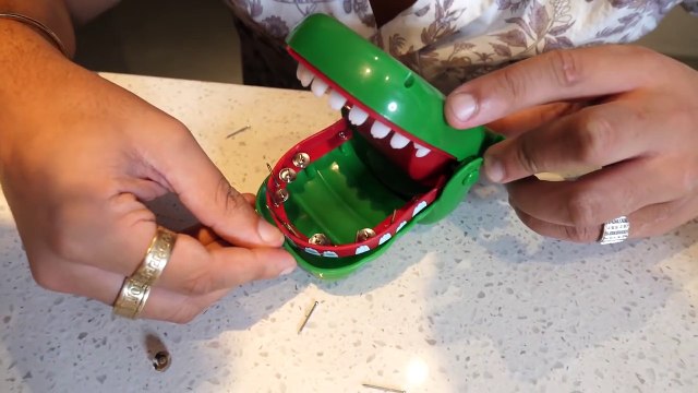 EXTREME CROCODILE DENTIST GAME!! *SHARP BLADES*