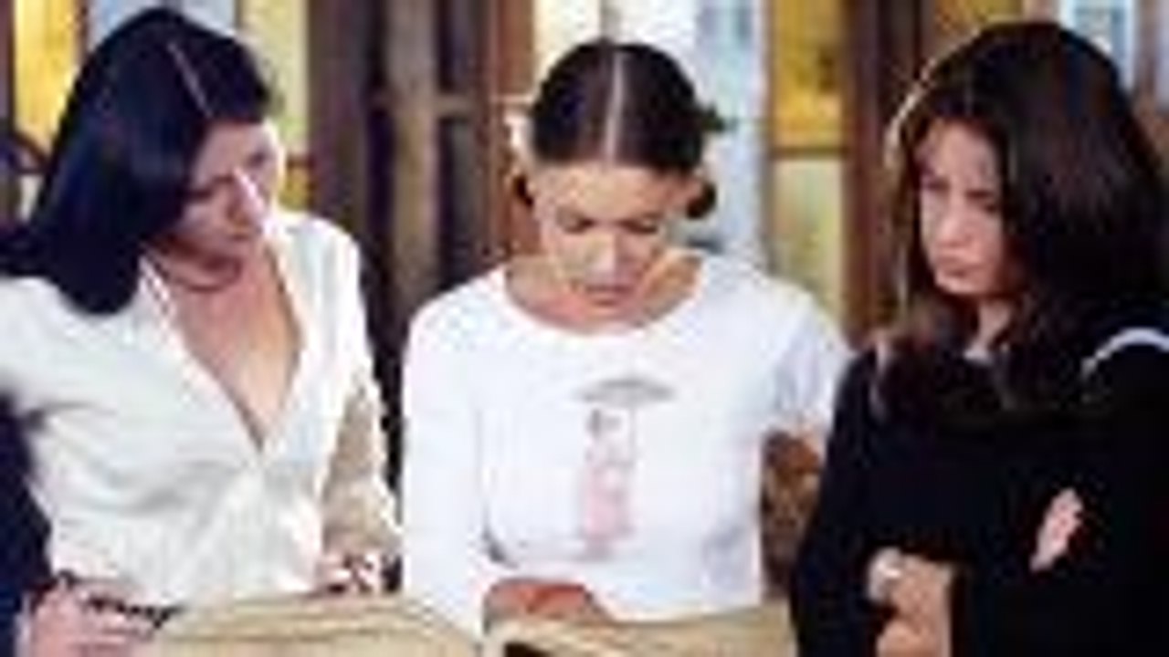 'Charmed' Star Holly Marie Combs Is Not Happy About the CW Reboot | THR News