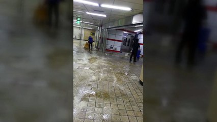 서울역에 빙판길...스프링클러 배관 동파 / YTN