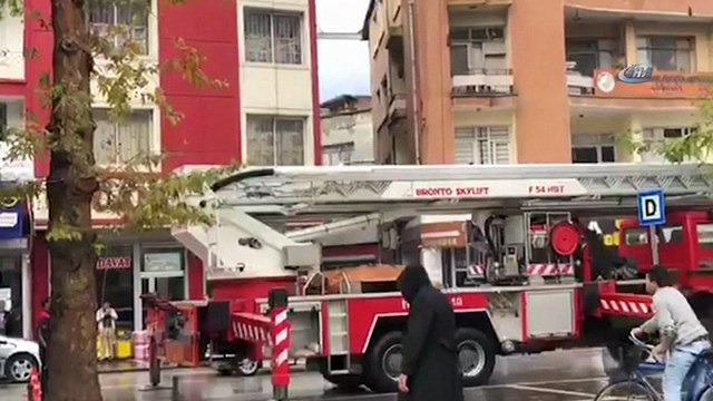 Ağaçtaki ipe dolanan güvercini itfaiye ekipleri kurtardı