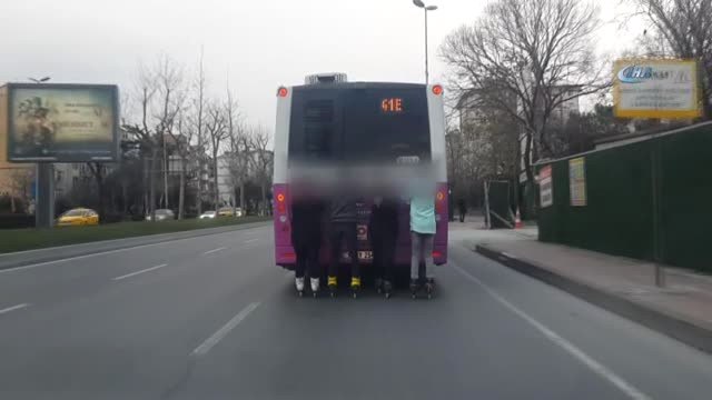 Patenli Gencin Kendisini Görüntüleyen Muhabirlerin Aracına Tutunarak Yaptığı Tehlikeli Yolculuk...