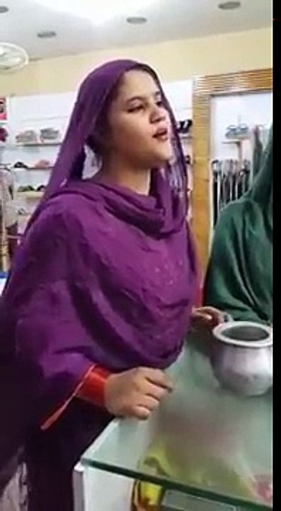 इस_सुंदर_लड़की_ने_भीख_मांगते_हुए_गाना_बहुत_अच्छा_निभाया