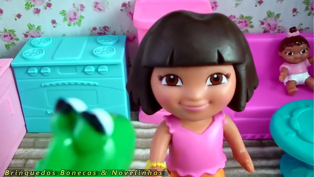 Bebês Gemeos Twins irmãos Dora Aventureira fazem birra e cocô no banho Dora Aventureira em Português