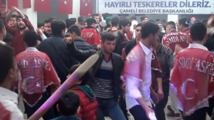 Askerler zeybekler ile uğurlandı