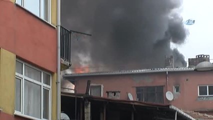 Beyoğlu'nda Bir Binanın Çatısı Alev Alev Yandı