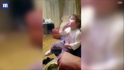 Une fillette de 2 ans filmée en train de fumer une cigarette