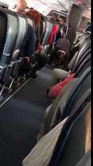 Elle fait son Yoga au milieu de l'avion en plein vol !!