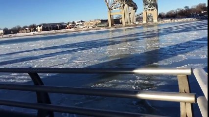 Cette rivière gelée se brise littéralement sur la berge !