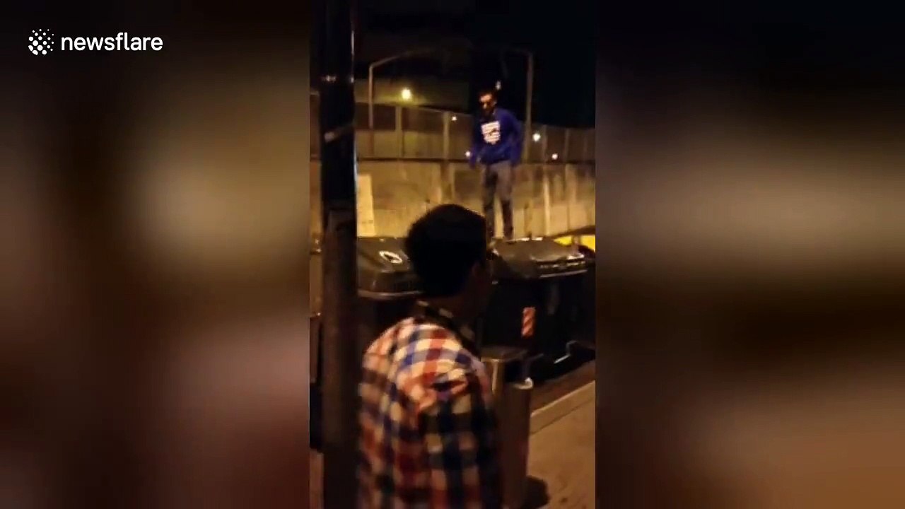 Ivre il saute d'une poubelle et s'éclate sur un poteau !!