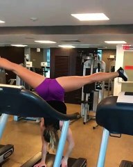 Une fille fait du tapis de course sur les mains