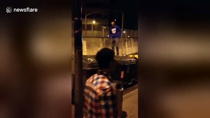 Ivre il saute d'une poubelle et se prend un poteau