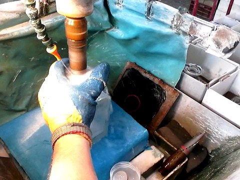 Perçage d'une carafe à la Cristallerie de Saint Louis les Bitche