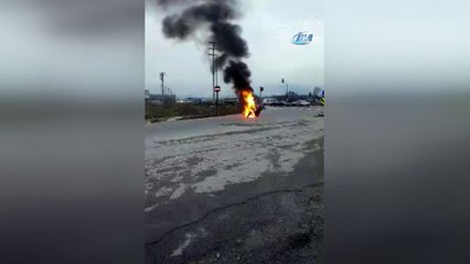 Yanan motorunu söndürmek isteyen Suriyeli gencin çaresizliği kameralara böyle yansıdı