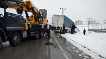 Devrilen tır nedeniyle Ağrı-İran karayolu bir süre ulaşıma kapandı - AĞRI